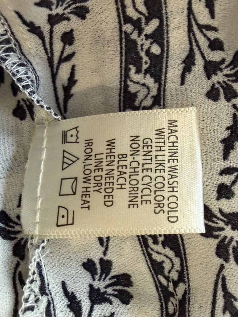 NWT Max Studio cream and black long sleeve v neck top blouse size small - Picture 8 of 9